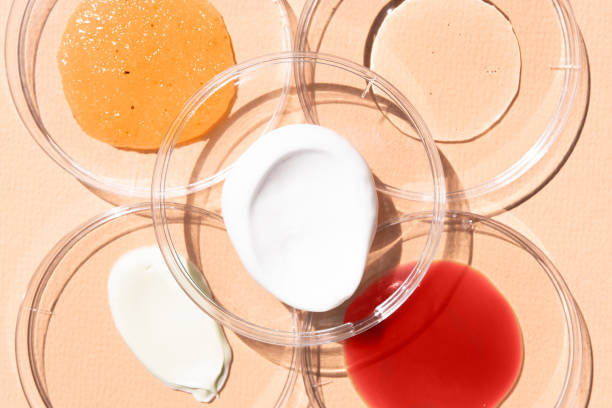 美容产品的化妆品质地特写顶视图。润肤霜、乳液、胜肽、玻尿酸样品