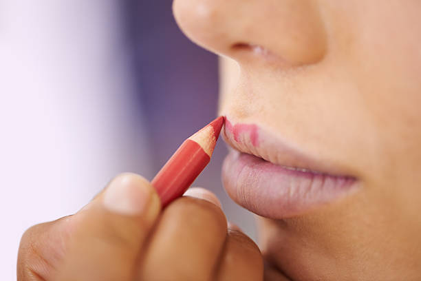 Nærbillede af en kvinde, der får påført lip liner på hendes læber http://195.154.178.81/DATA/i_collage/pi/shoots/783525.jpg